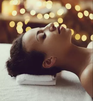 NOA massages & bien-être / Hydrafacial / massages bien-être / Mix massage art: mélange de différentes techniques (californien, thaï, lomi-lomi, deep tissue…)