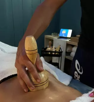 NOA massages & bien-être / Hydrafacial / massages bien-être / Mix massage art: mélange de différentes techniques (californien, thaï, lomi-lomi, deep tissue…)