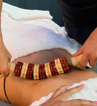 NOA massages & bien-être / Hydrafacial / massages bien-être / Mix massage art: mélange de différentes techniques (californien, thaï, lomi-lomi, deep tissue…)