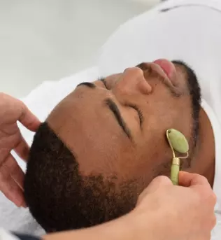 NOA massages & bien-être / Hydrafacial / massages bien-être / Mix massage art: mélange de différentes techniques (californien, thaï, lomi-lomi, deep tissue…)